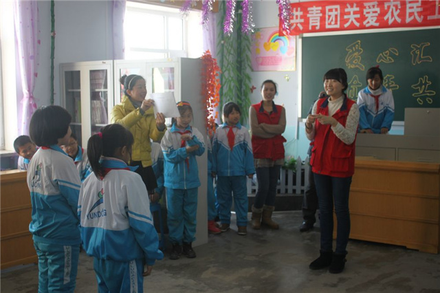 bte365官网集团自愿者到东苑幼学与农夫工孩子共做游戏.jpg