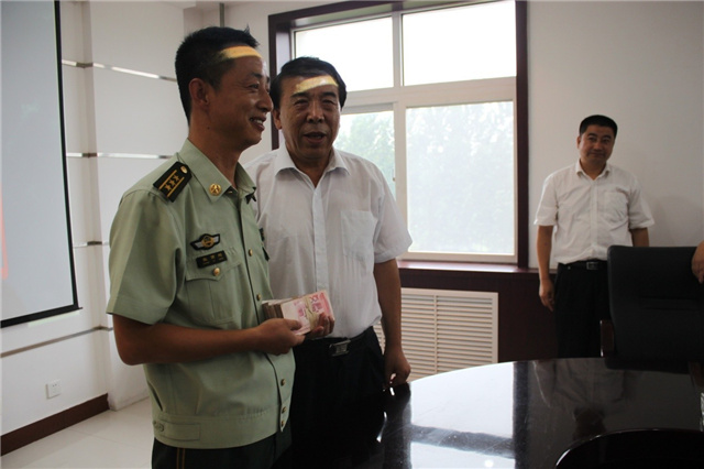 bte365官网集团给某队列军官慰问金3万元合影留想.jpg